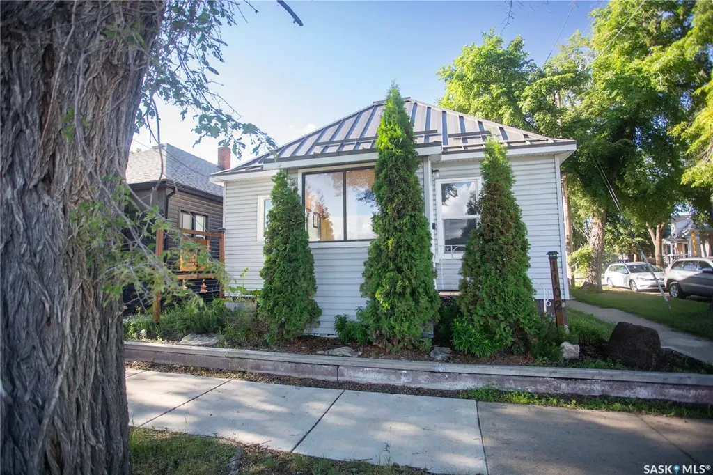1102 19th Street W Saskatoon SK S7M 1C4