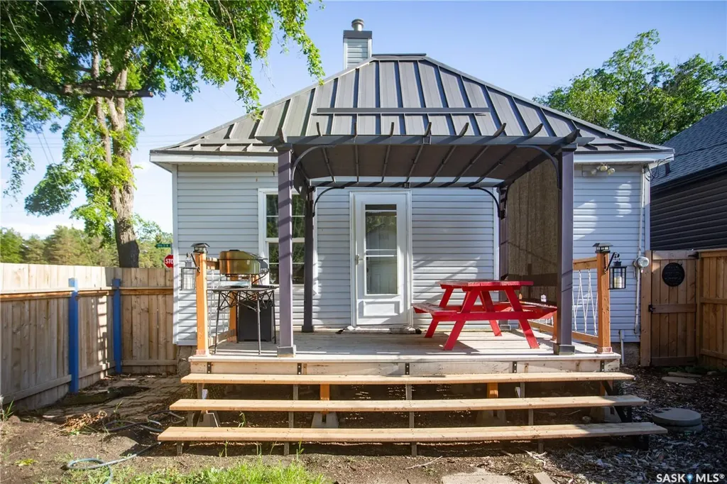 1102 19th Street W Saskatoon SK S7M 1C4