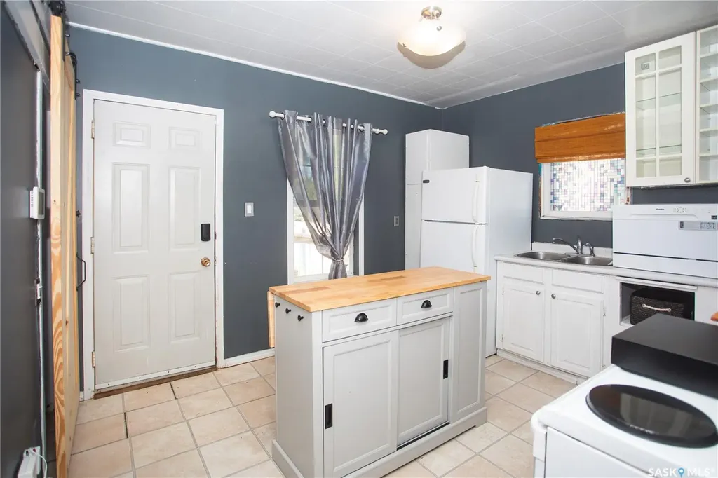 1102 19th Street W Saskatoon SK S7M 1C4