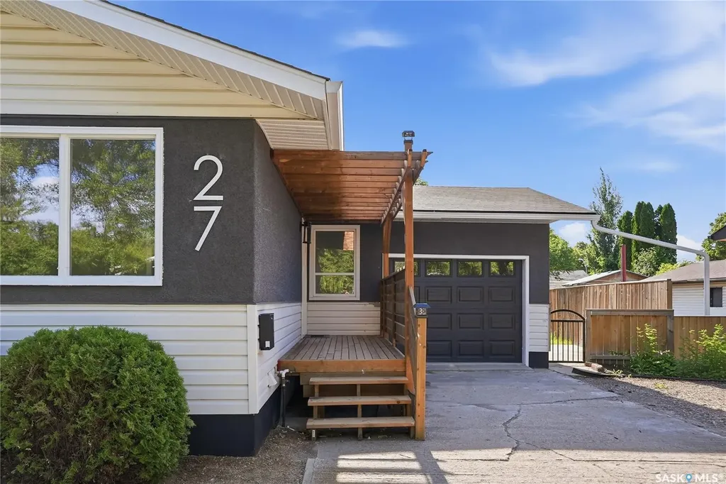27 Walker Crescent Saskatoon SK S7L 4H7