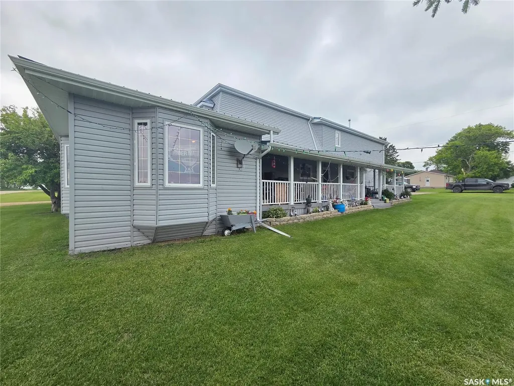 15 Adelaide Street Manor SK S0C 1R0