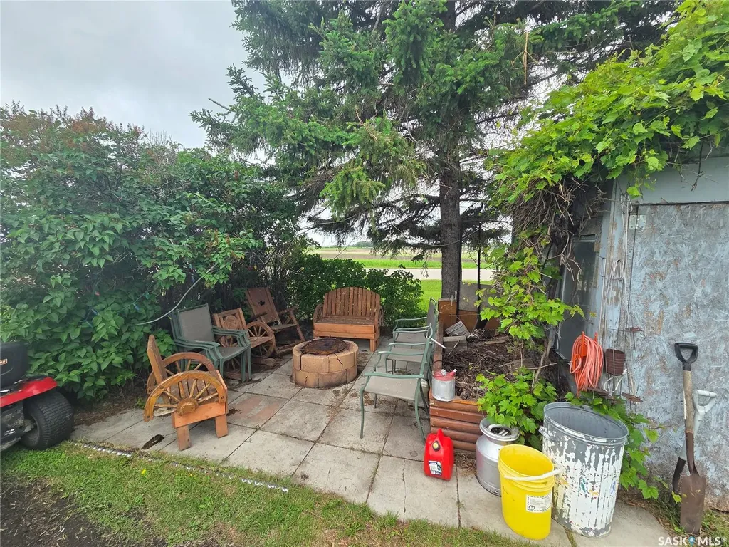 15 Adelaide Street Manor SK S0C 1R0