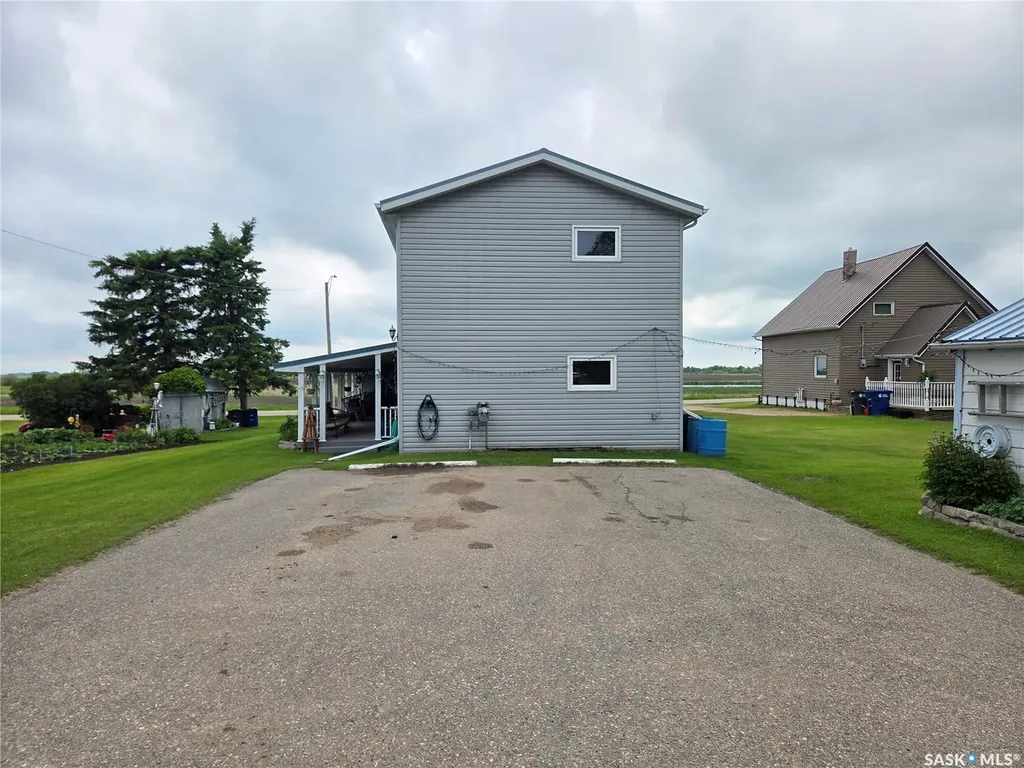 15 Adelaide Street Manor SK S0C 1R0