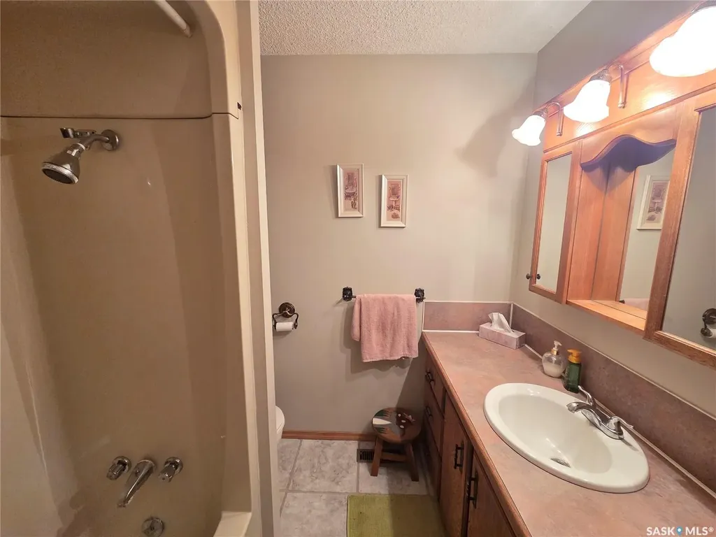15 Adelaide Street Manor SK S0C 1R0