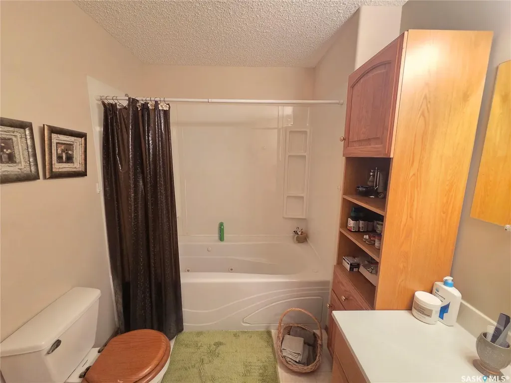 15 Adelaide Street Manor SK S0C 1R0