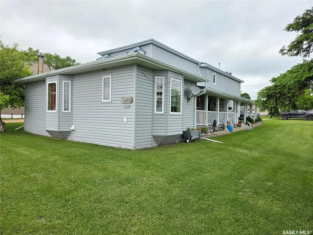 15 Adelaide Street Manor SK S0C 1R0