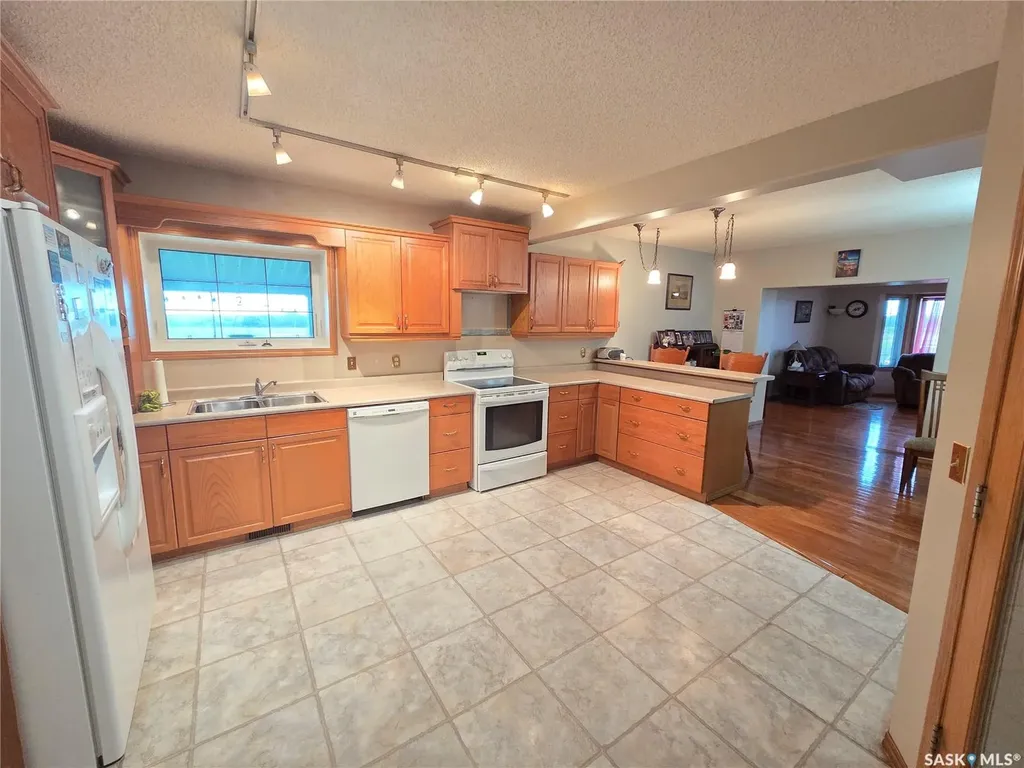 15 Adelaide Street Manor SK S0C 1R0