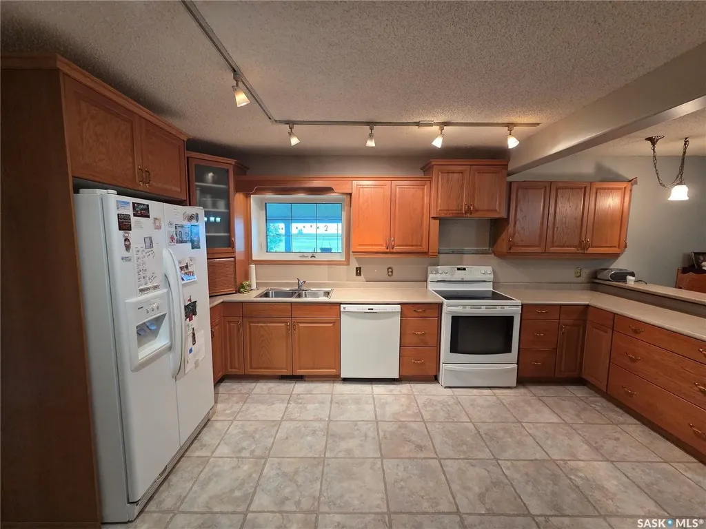 15 Adelaide Street Manor SK S0C 1R0