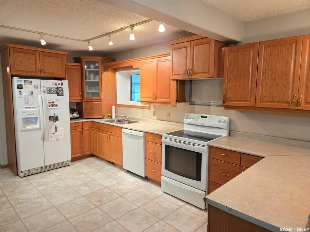15 Adelaide Street Manor SK S0C 1R0