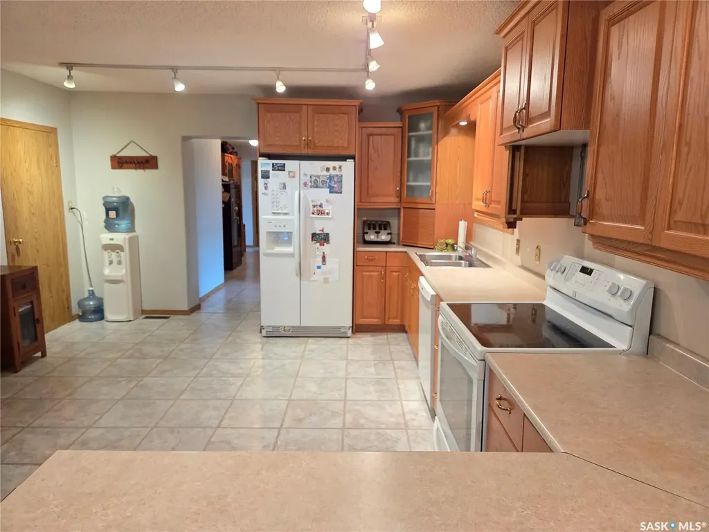 15 Adelaide Street Manor SK S0C 1R0