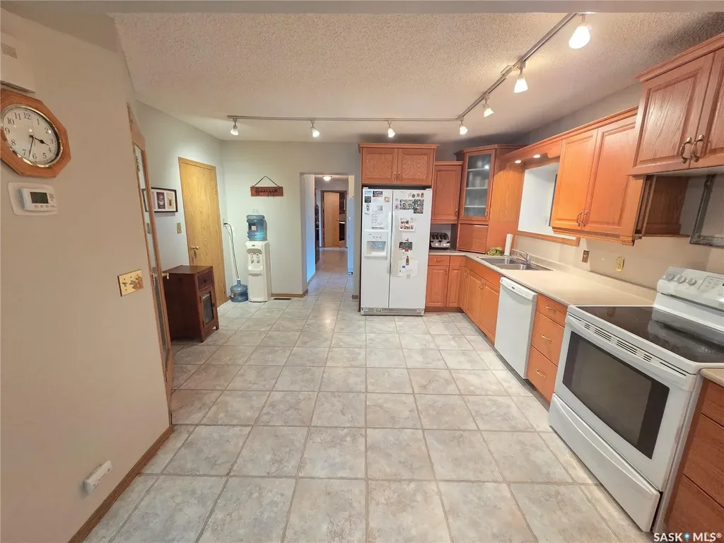15 Adelaide Street Manor SK S0C 1R0