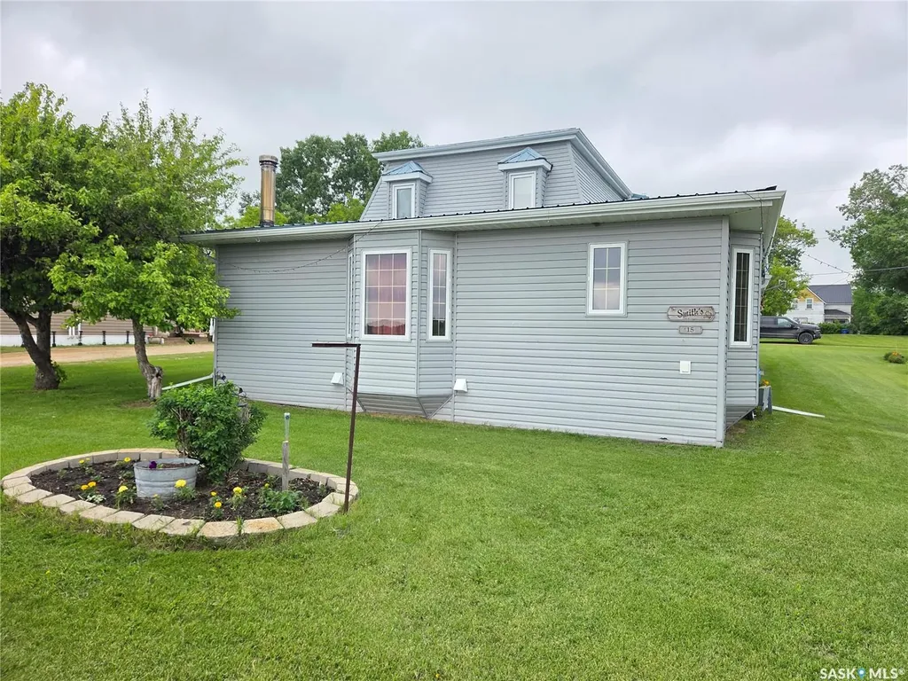 15 Adelaide Street Manor SK S0C 1R0