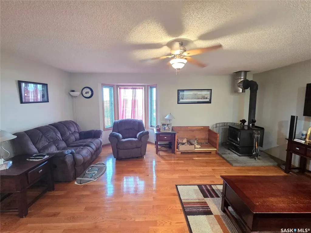 15 Adelaide Street Manor SK S0C 1R0