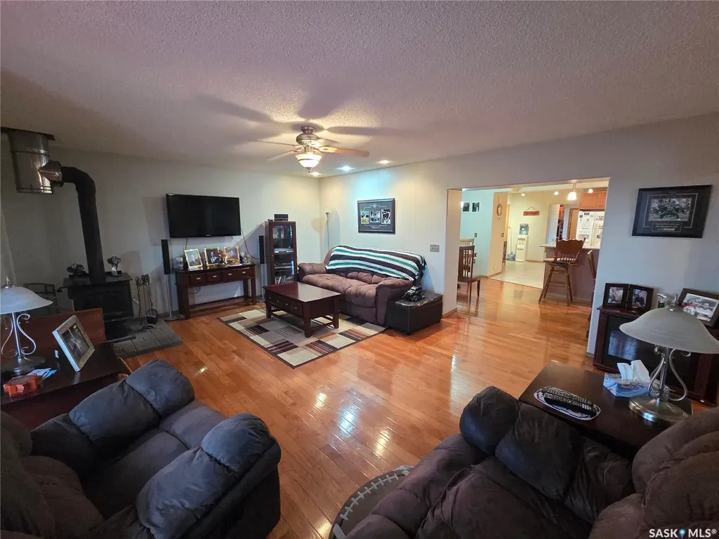 15 Adelaide Street Manor SK S0C 1R0