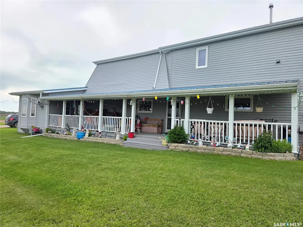 15 Adelaide Street Manor SK S0C 1R0