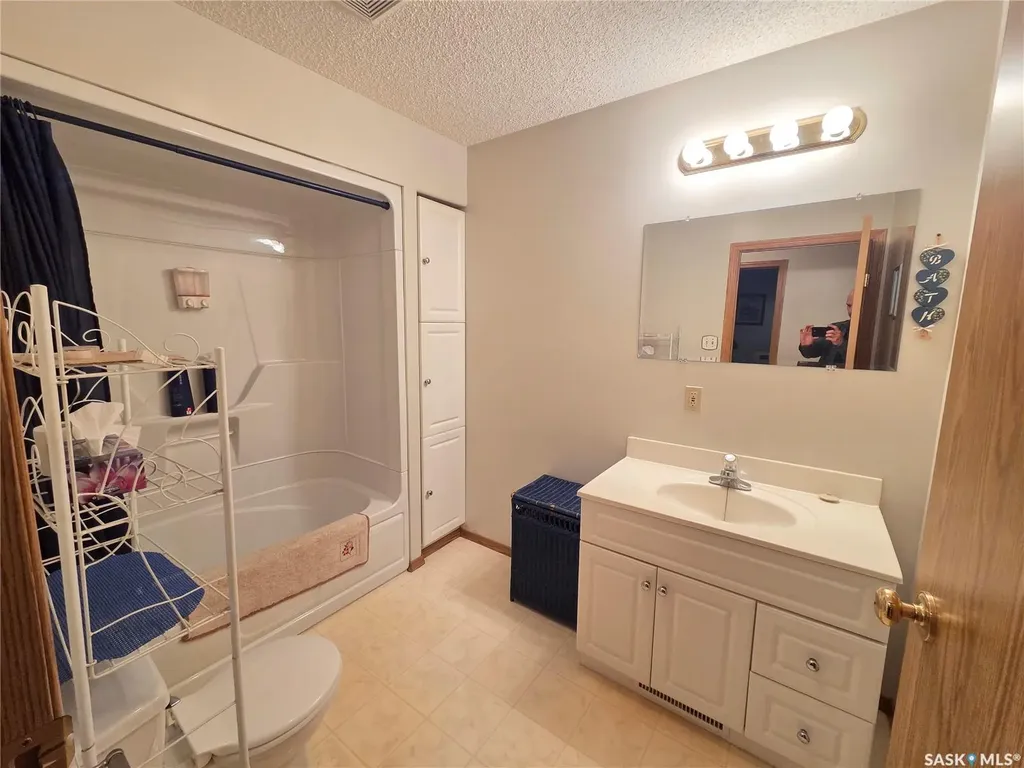 15 Adelaide Street Manor SK S0C 1R0