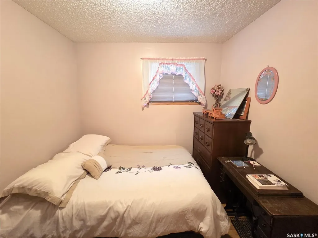 15 Adelaide Street Manor SK S0C 1R0