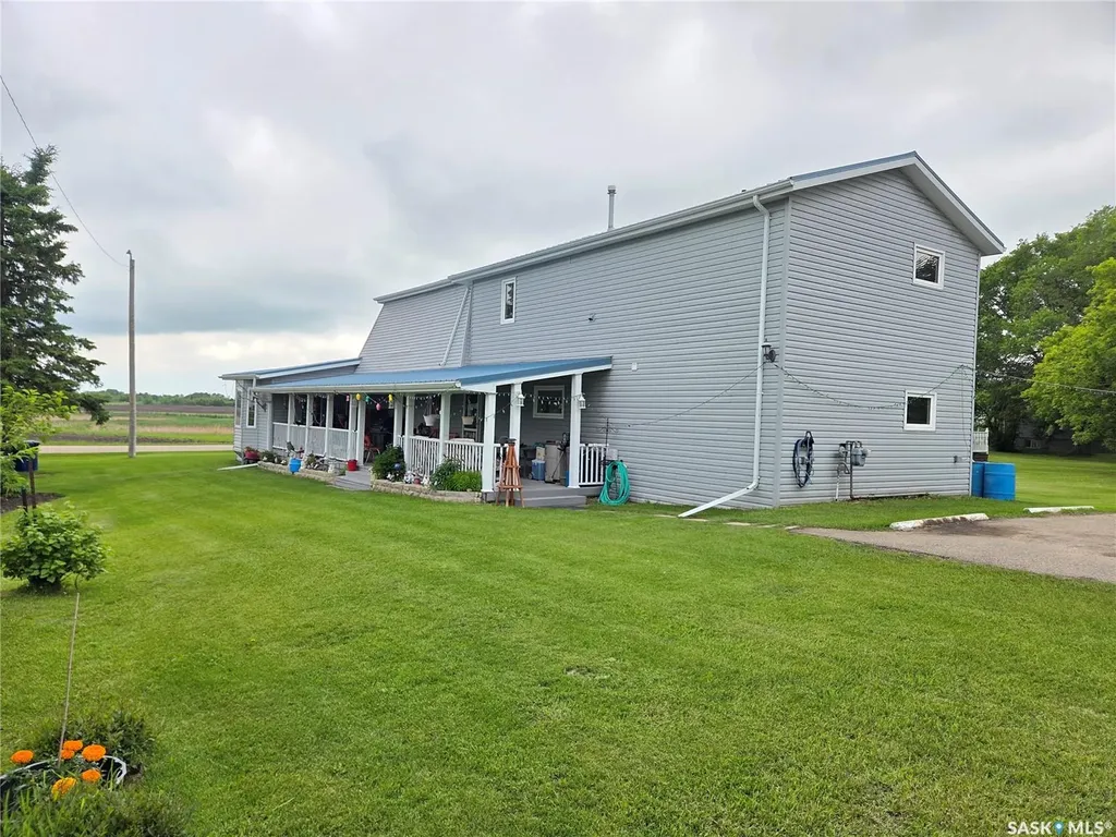 15 Adelaide Street Manor SK S0C 1R0