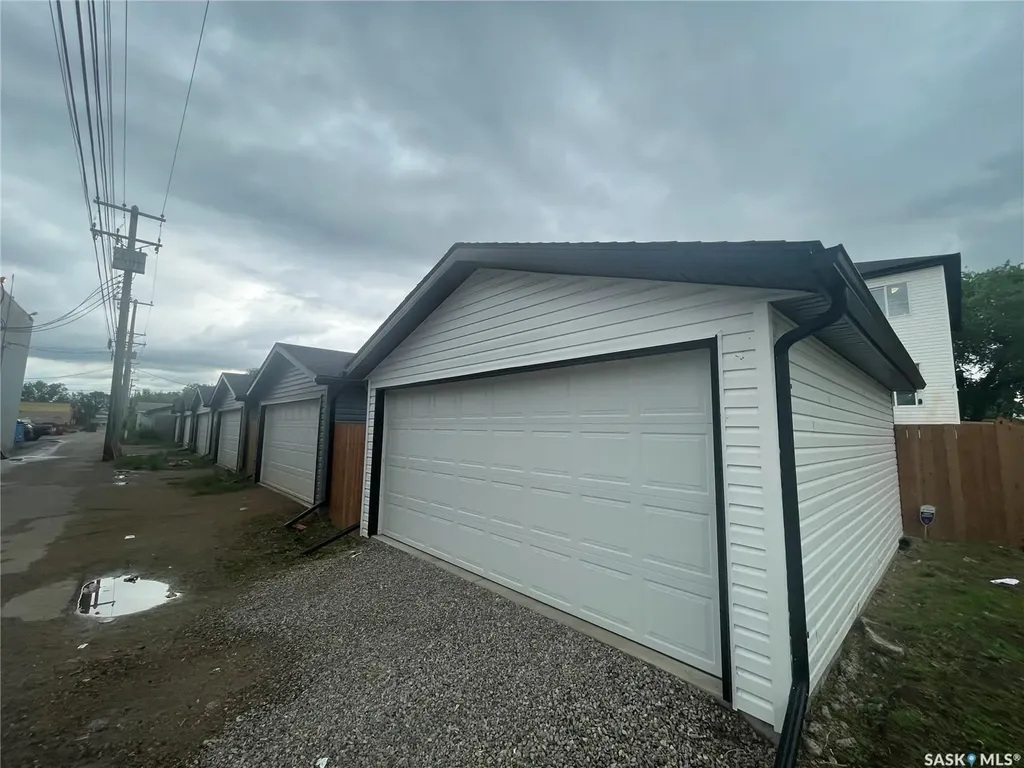 1530 B Avenue N Saskatoon SK S7L 1H1