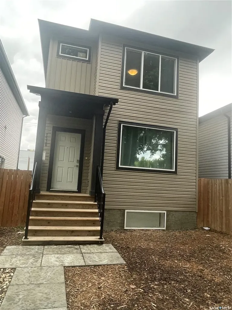 1530 B Avenue N Saskatoon SK S7L 1H1
