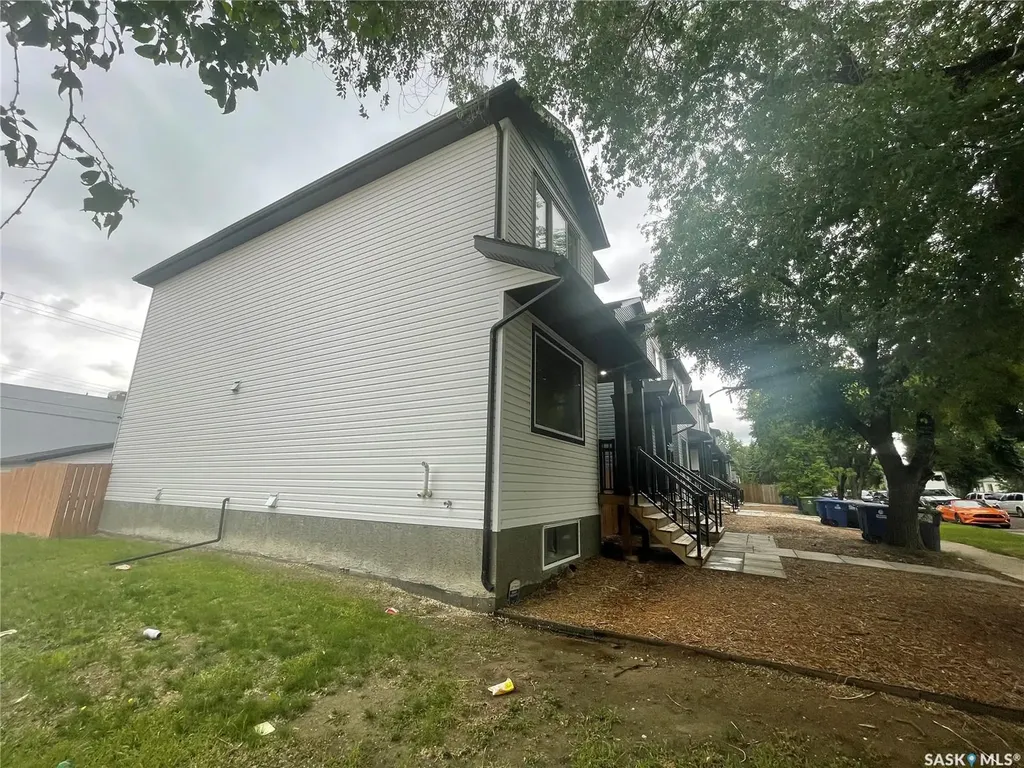 1530 B Avenue N Saskatoon SK S7L 1H1