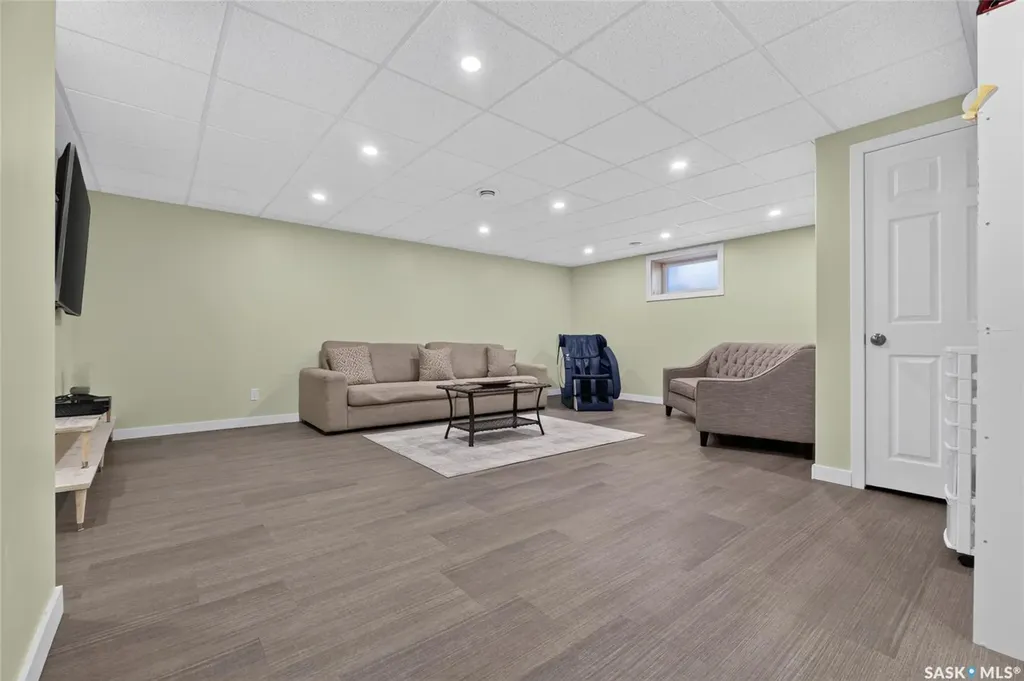 2801 Ridgeway Avenue Regina SK S4R 8J5