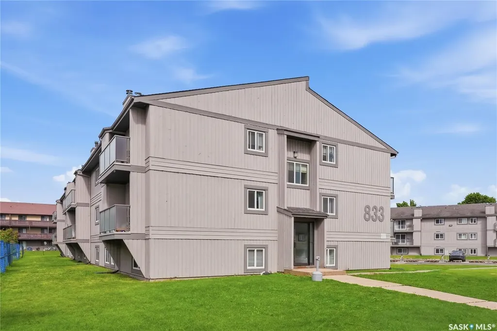 833 Wollaston Crescent Saskatoon SK S7J 4G1