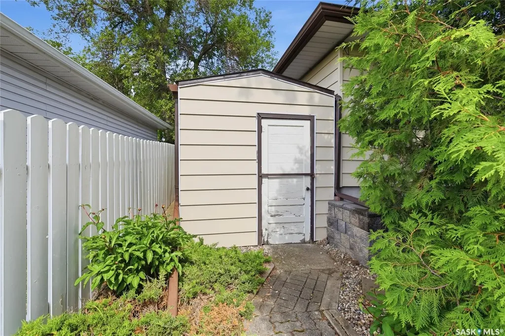 133 Ellison Crescent Regina SK S4R 4V6