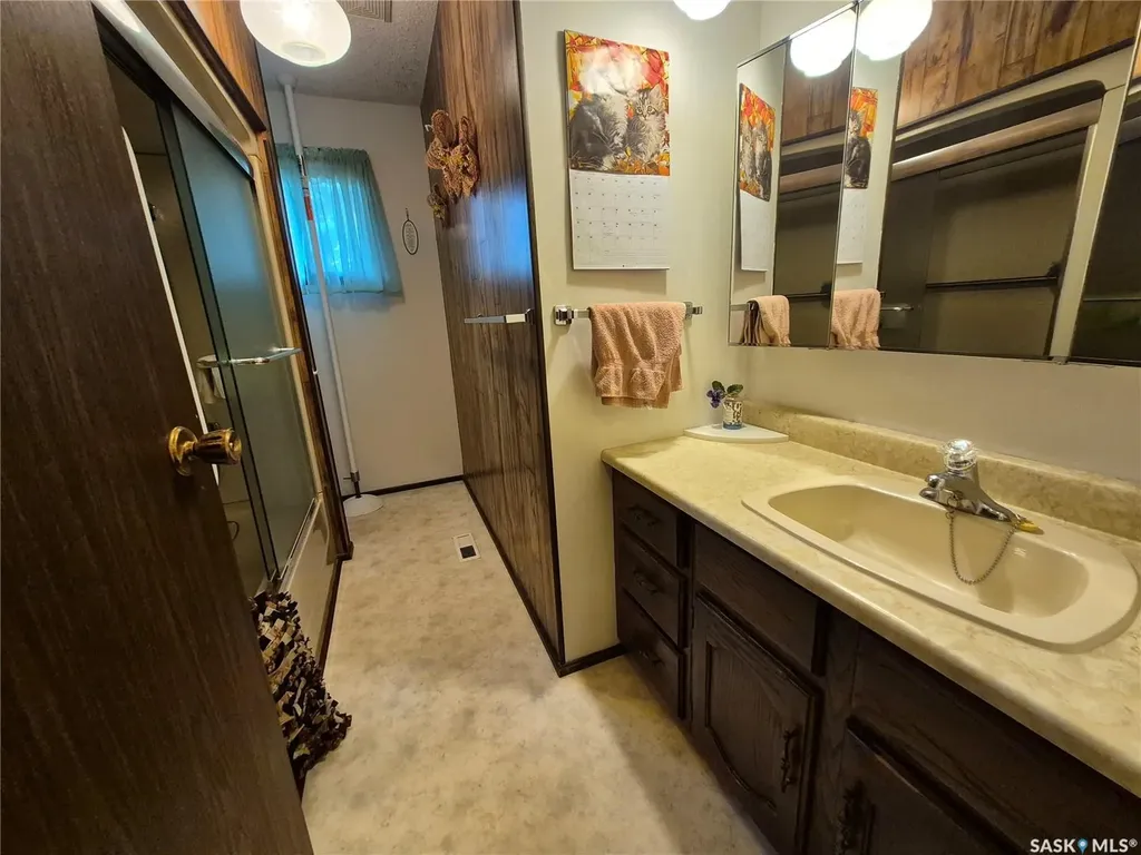 566 Dieppe Drive Weyburn SK S4H 2Y2