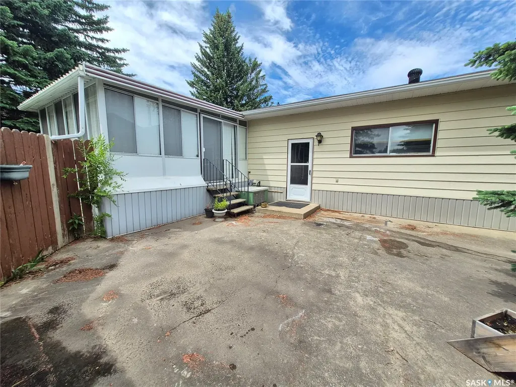 566 Dieppe Drive Weyburn SK S4H 2Y2