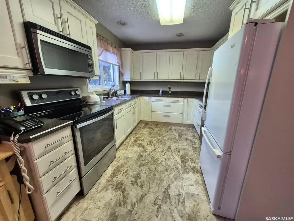 566 Dieppe Drive Weyburn SK S4H 2Y2