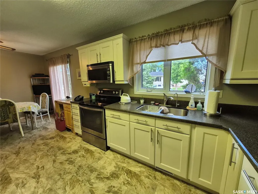 566 Dieppe Drive Weyburn SK S4H 2Y2