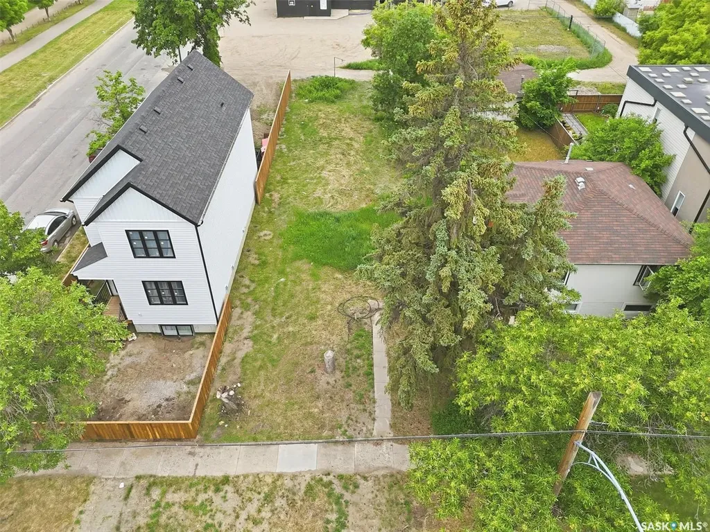537 H Avenue S Saskatoon SK S7M 1W7