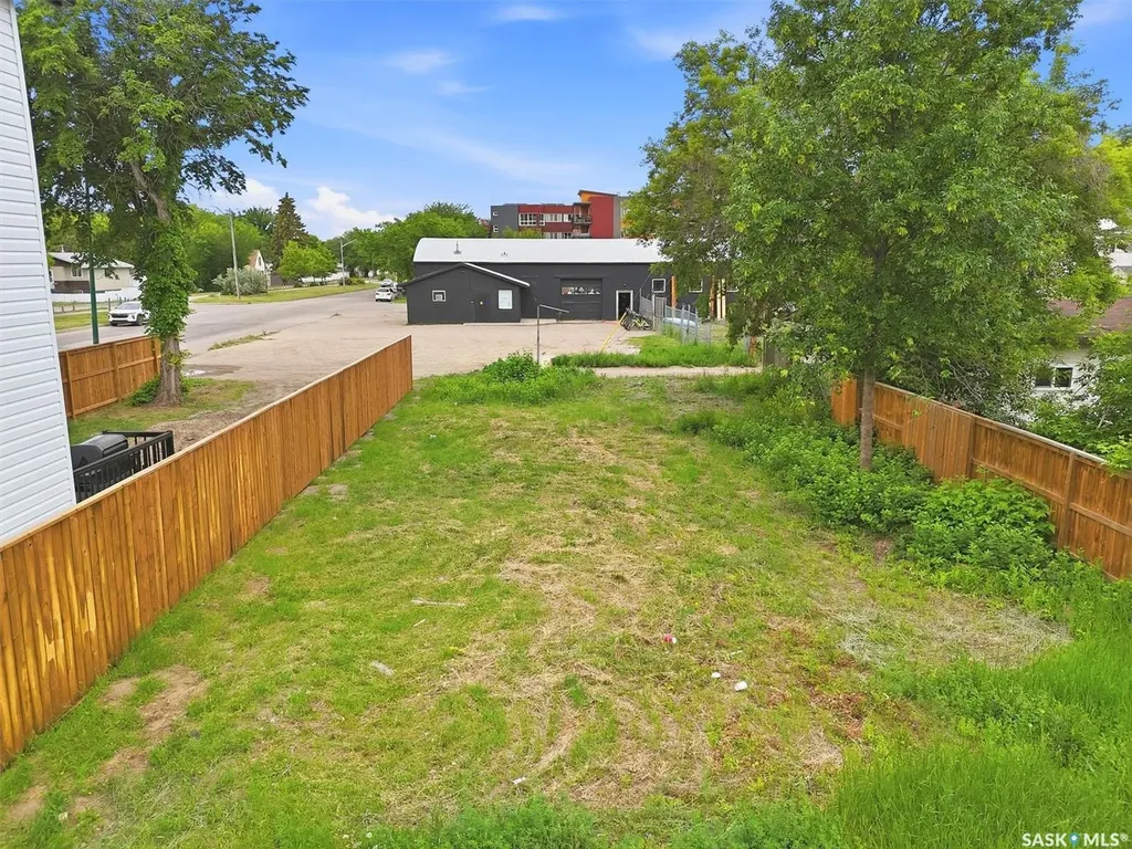 537 H Avenue S Saskatoon SK S7M 1W7