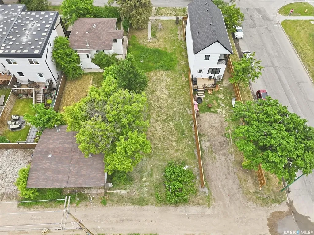 537 H Avenue S Saskatoon SK S7M 1W7
