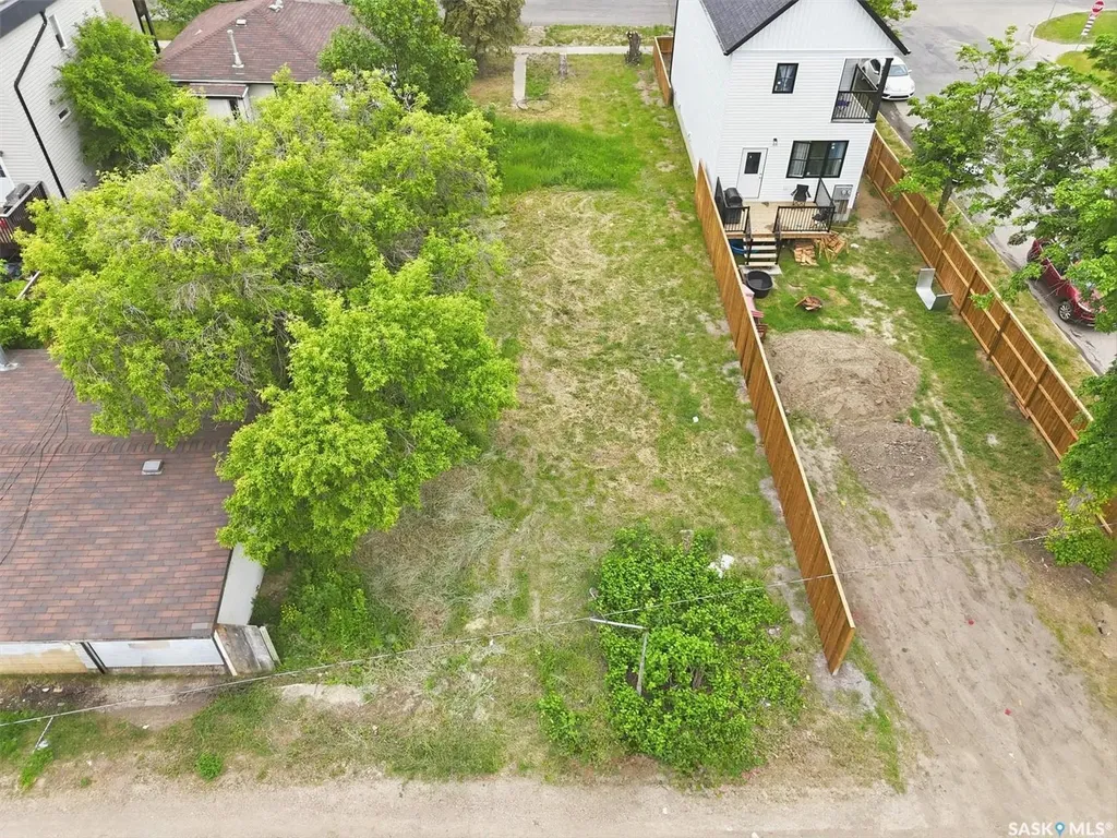 537 H Avenue S Saskatoon SK S7M 1W7
