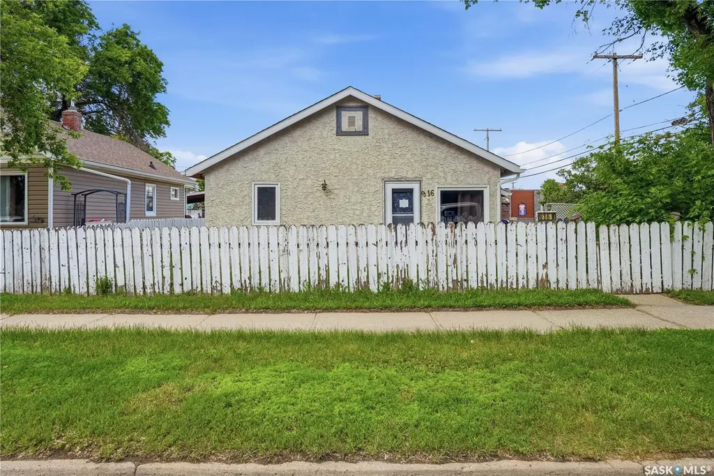916 Iroquois Street W Moose Jaw SK S6H 5B6