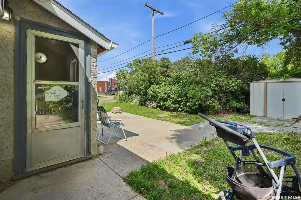 916 Iroquois Street W Moose Jaw SK S6H 5B6