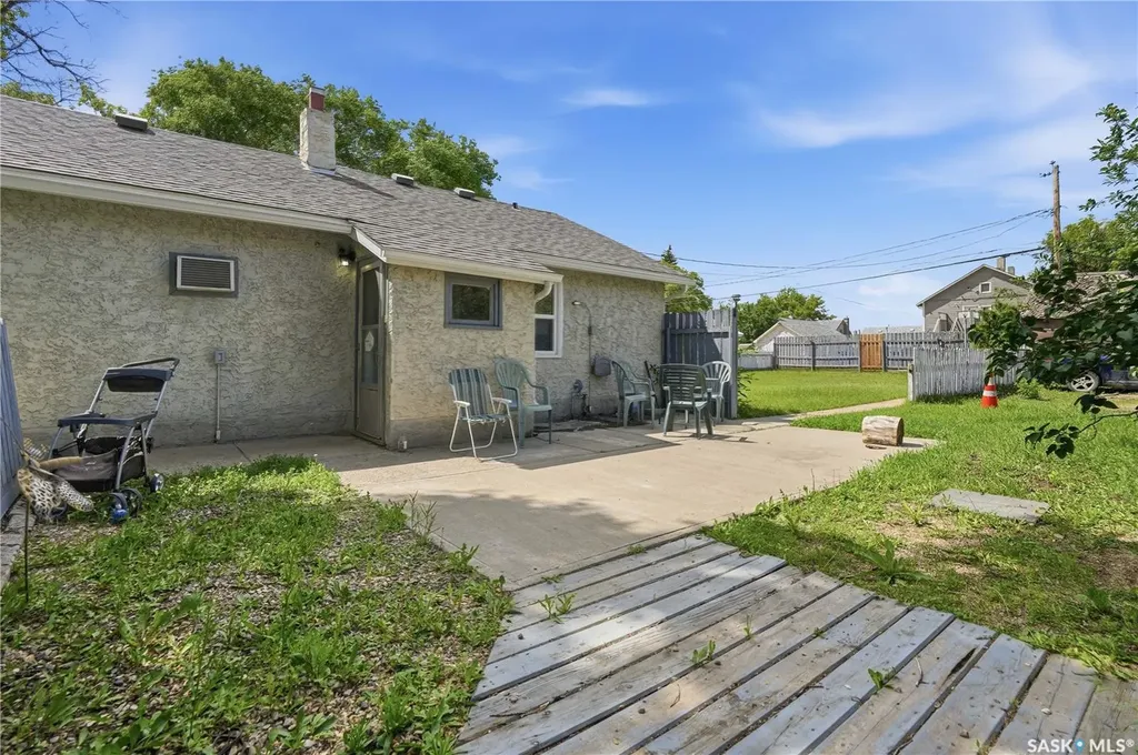 916 Iroquois Street W Moose Jaw SK S6H 5B6