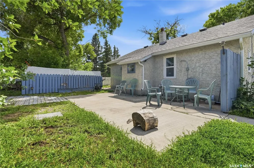 916 Iroquois Street W Moose Jaw SK S6H 5B6