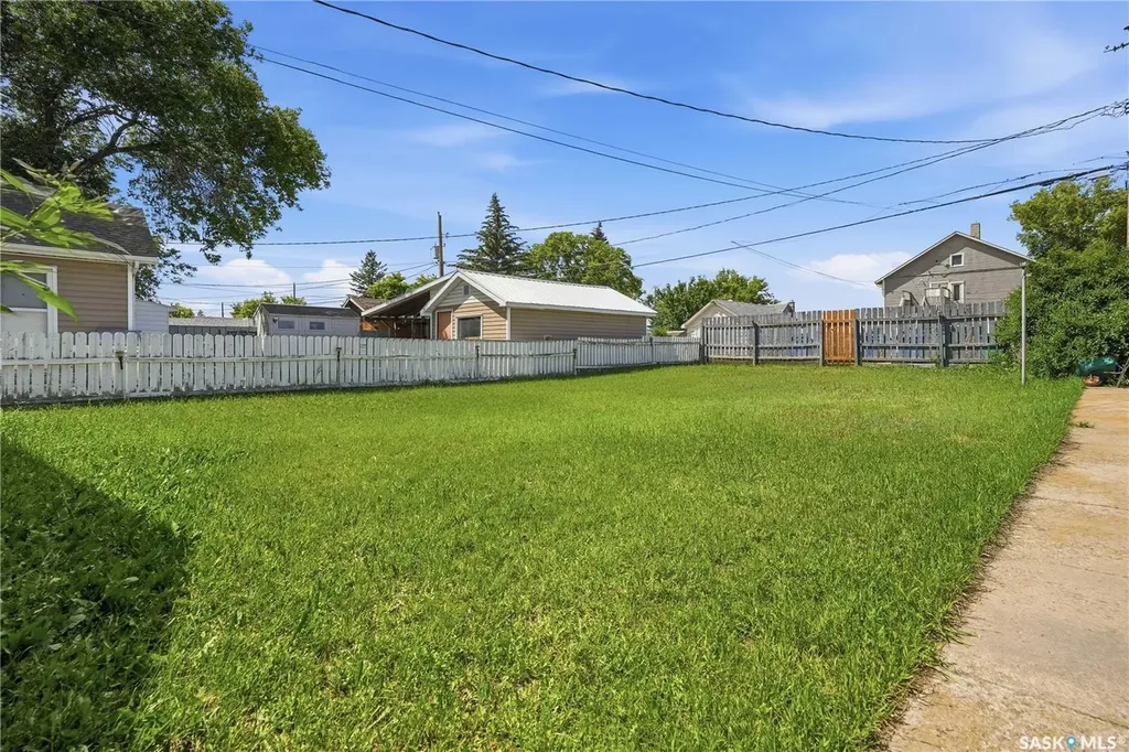 916 Iroquois Street W Moose Jaw SK S6H 5B6