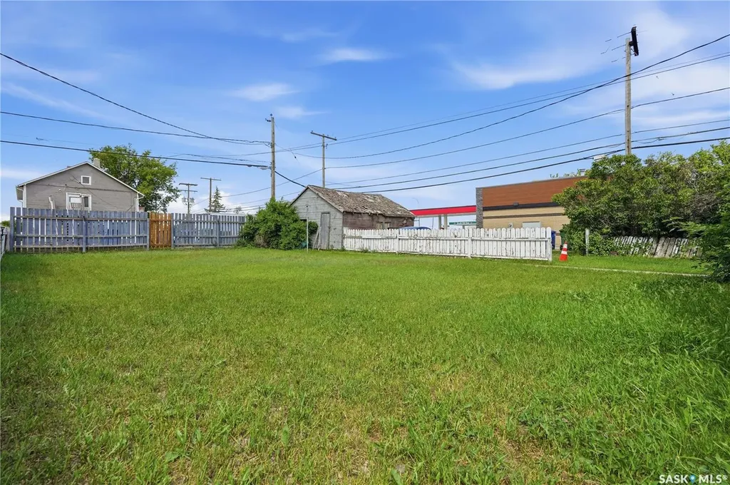 916 Iroquois Street W Moose Jaw SK S6H 5B6