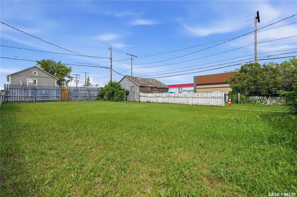 916 Iroquois Street W Moose Jaw SK S6H 5B6
