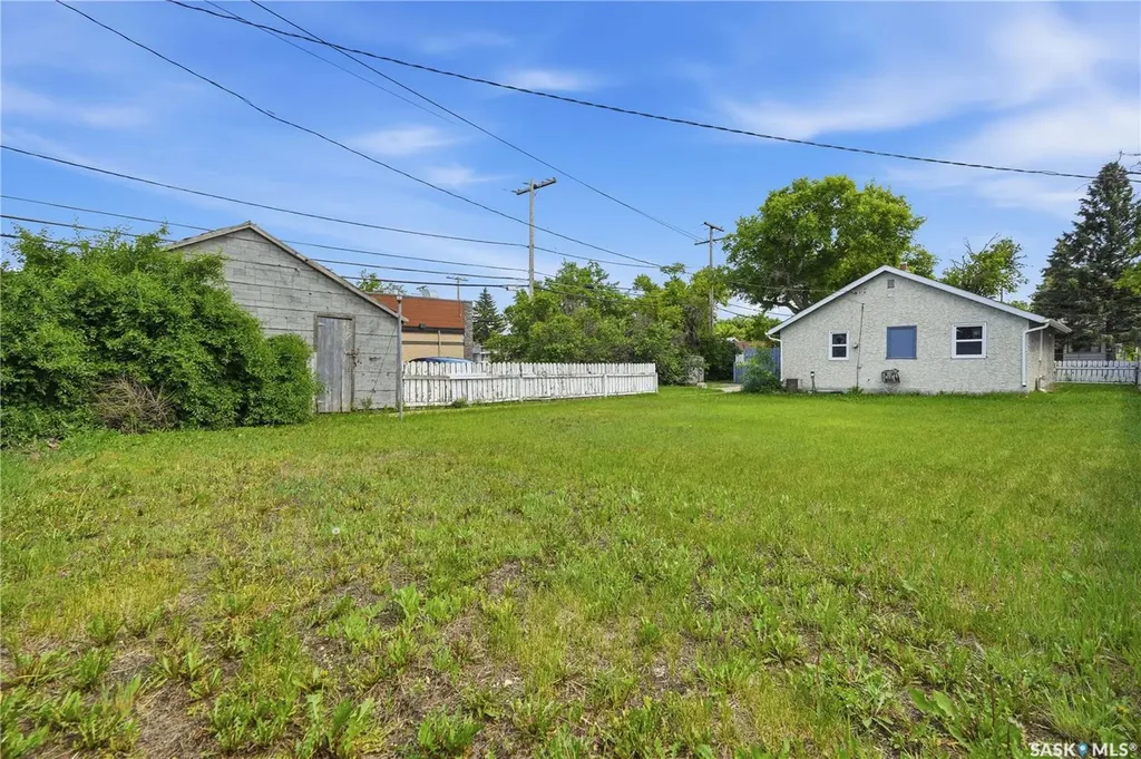 916 Iroquois Street W Moose Jaw SK S6H 5B6