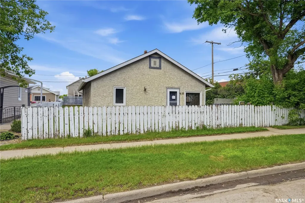 916 Iroquois Street W Moose Jaw SK S6H 5B6