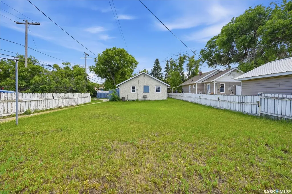 916 Iroquois Street W Moose Jaw SK S6H 5B6