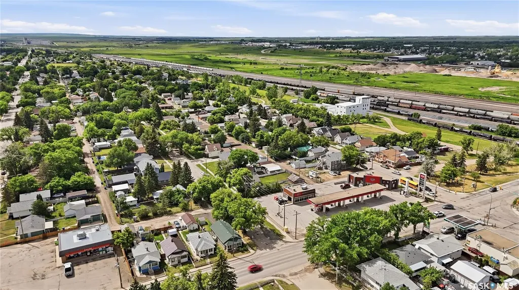 916 Iroquois Street W Moose Jaw SK S6H 5B6