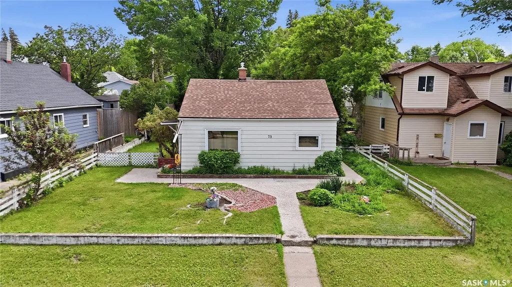 916 Iroquois Street W Moose Jaw SK S6H 5B6