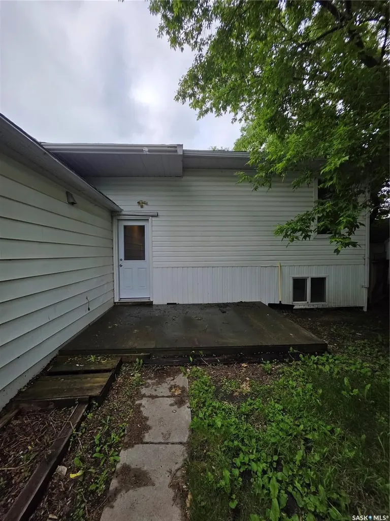 838 1st Street Estevan SK S4A 0G3