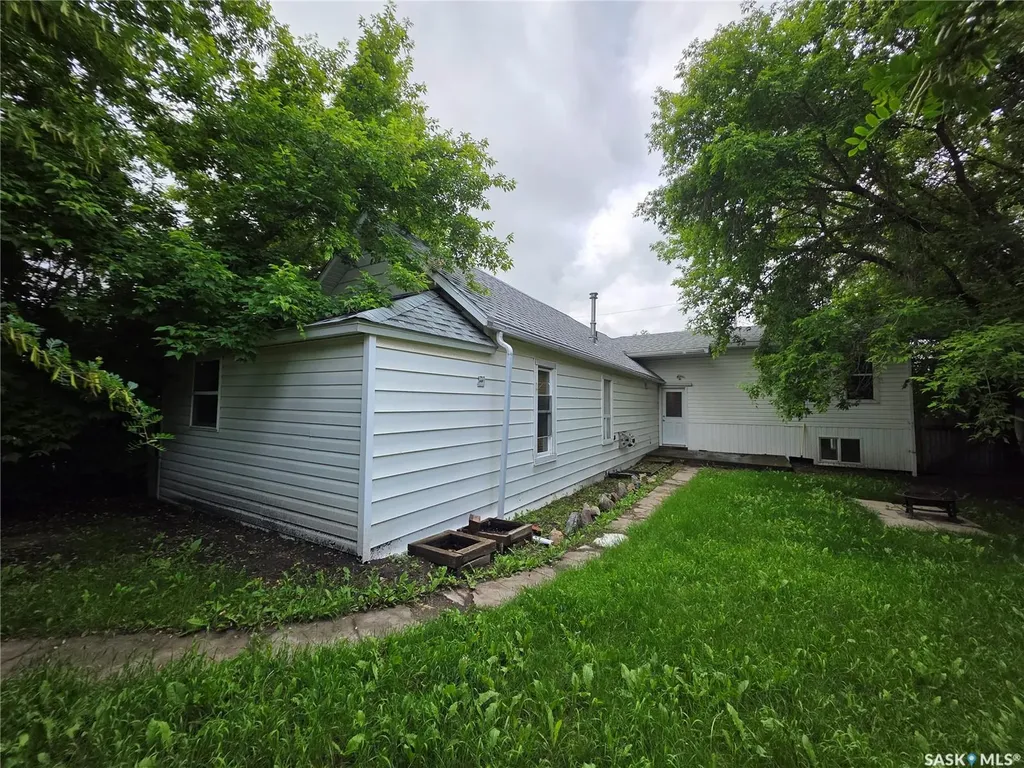 838 1st Street Estevan SK S4A 0G3